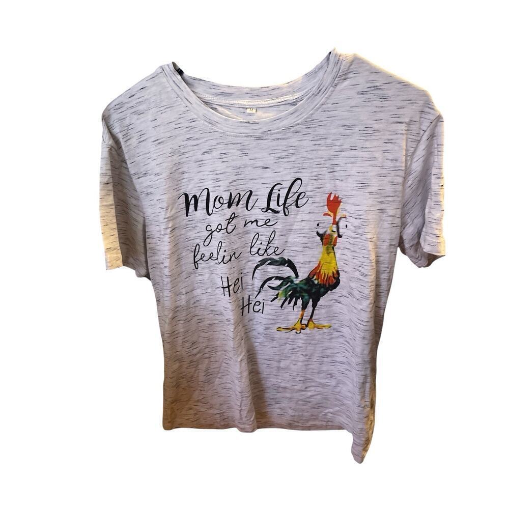 GRAY TEE SIZE MEDIUM WITH SAYING MOM LIFE GOT ME FEELIN LIKE HEI HEI